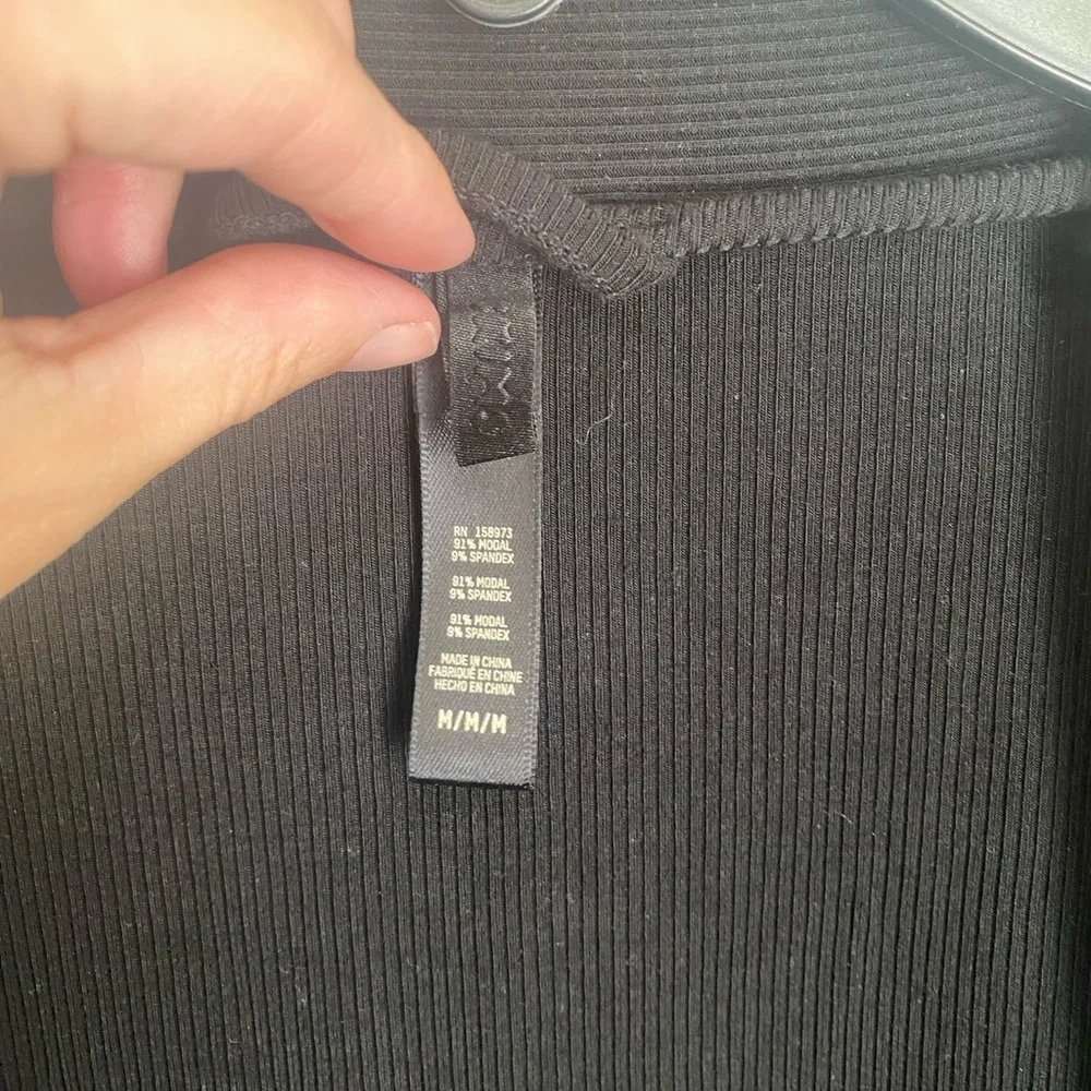 SKIMS Ribbed Black Wrap Robe - Picture 3 of 5